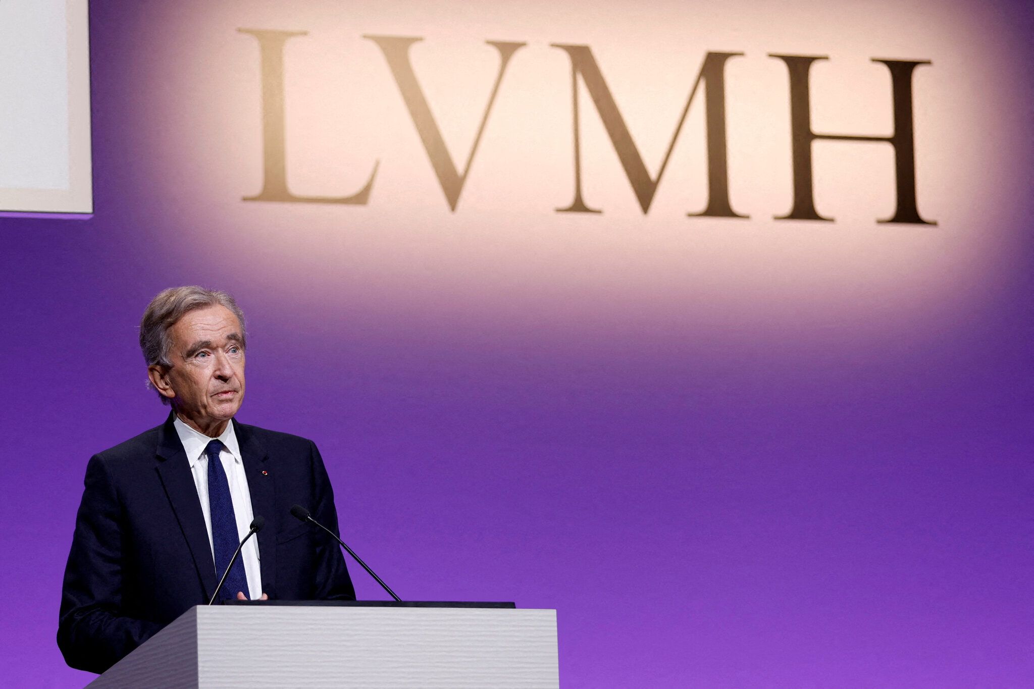 Глава LVMH второй год подряд возглавил список Forbes: как заказать товары крупнейшей компании в области роскоши через «Каталоги.ру»‎
